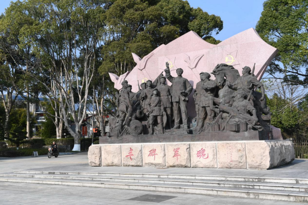 古田會議紀念館前的“豐碑軍魂”雕塑群（ 2021年1月25日攝）。新華社記者林善傳攝